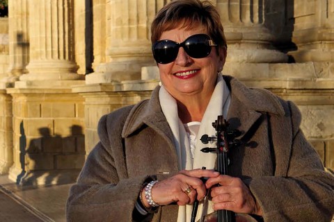 Elena es violinista de la Orquesta de Córdoba. De origen búlgaro ha vivido y tocado en medio mundo.